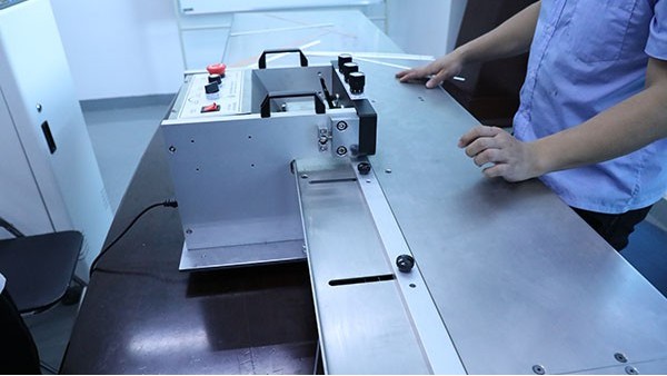 全自動噴射點(diǎn)膠機(jī)