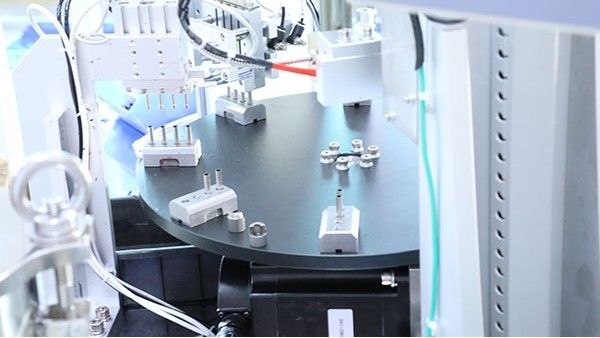 全自動硅膠點(diǎn)膠機(jī)