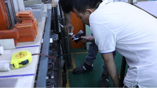 全自動點膠機生產