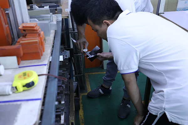 視覺點(diǎn)膠機(jī)多少錢一臺(tái)