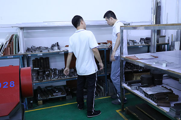 深圳全自動(dòng)點(diǎn)膠機(jī)