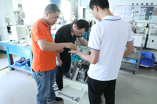 視覺點(diǎn)膠機(jī)多少錢一臺(tái)