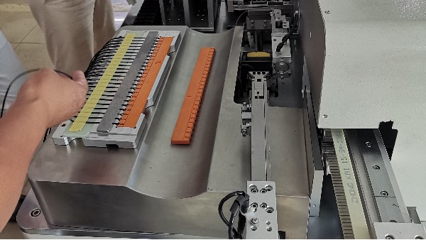 自動(dòng)點(diǎn)膠機(jī)