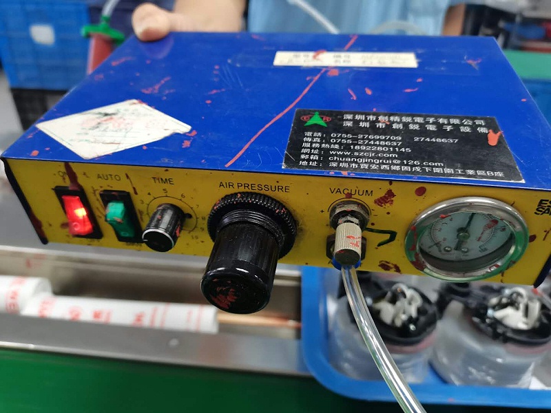 微電腦精準(zhǔn)點膠機(jī)使用圖