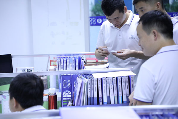 深圳全自動(dòng)點(diǎn)膠機(jī)廠家