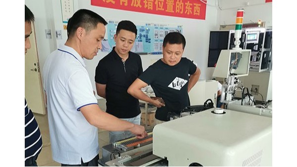 自動點(diǎn)膠機(jī)